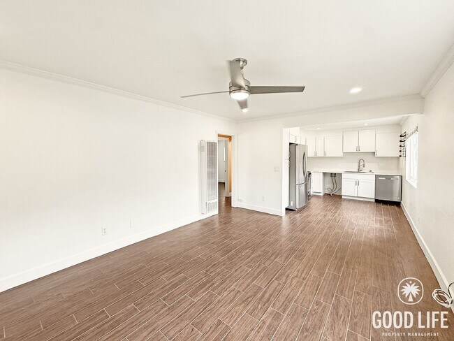 Building Photo - Coastal 2BR Unit in Pacific Beach with Parking & On-Site Amenities