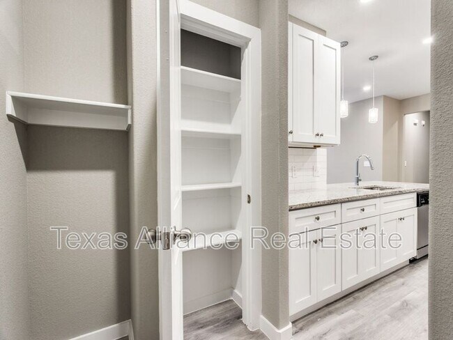 Building Photo - 3207 Karen St