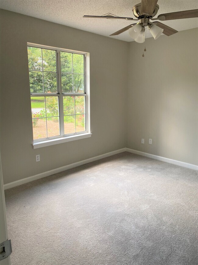 Building Photo - 906 Riverwalk Way