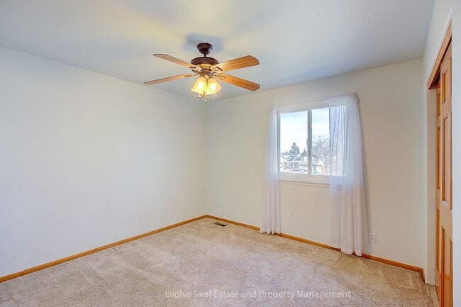 Building Photo - Evolve Real Estate: Gorgeous Single Family House is Available for Immediate Move-in!