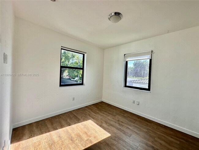 Building Photo - 4204 SW 14th St