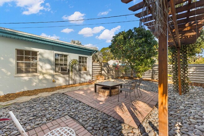 Building Photo - "Charming 3-Bed, 2-Bath Oasis in the Heart...