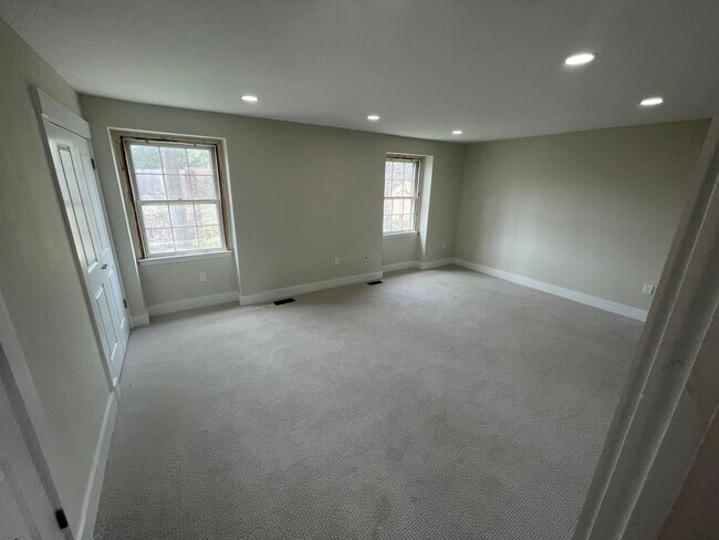 Building Photo - BEAUTIFLLY UPDATED TOWNHOME