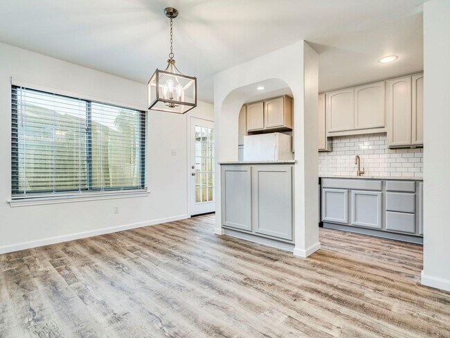 Building Photo - 8305 Summer Side Dr