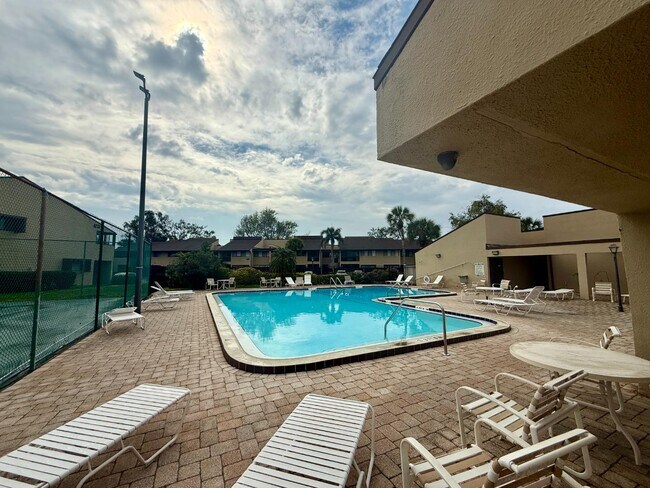 Building Photo - 775 N Village Dr