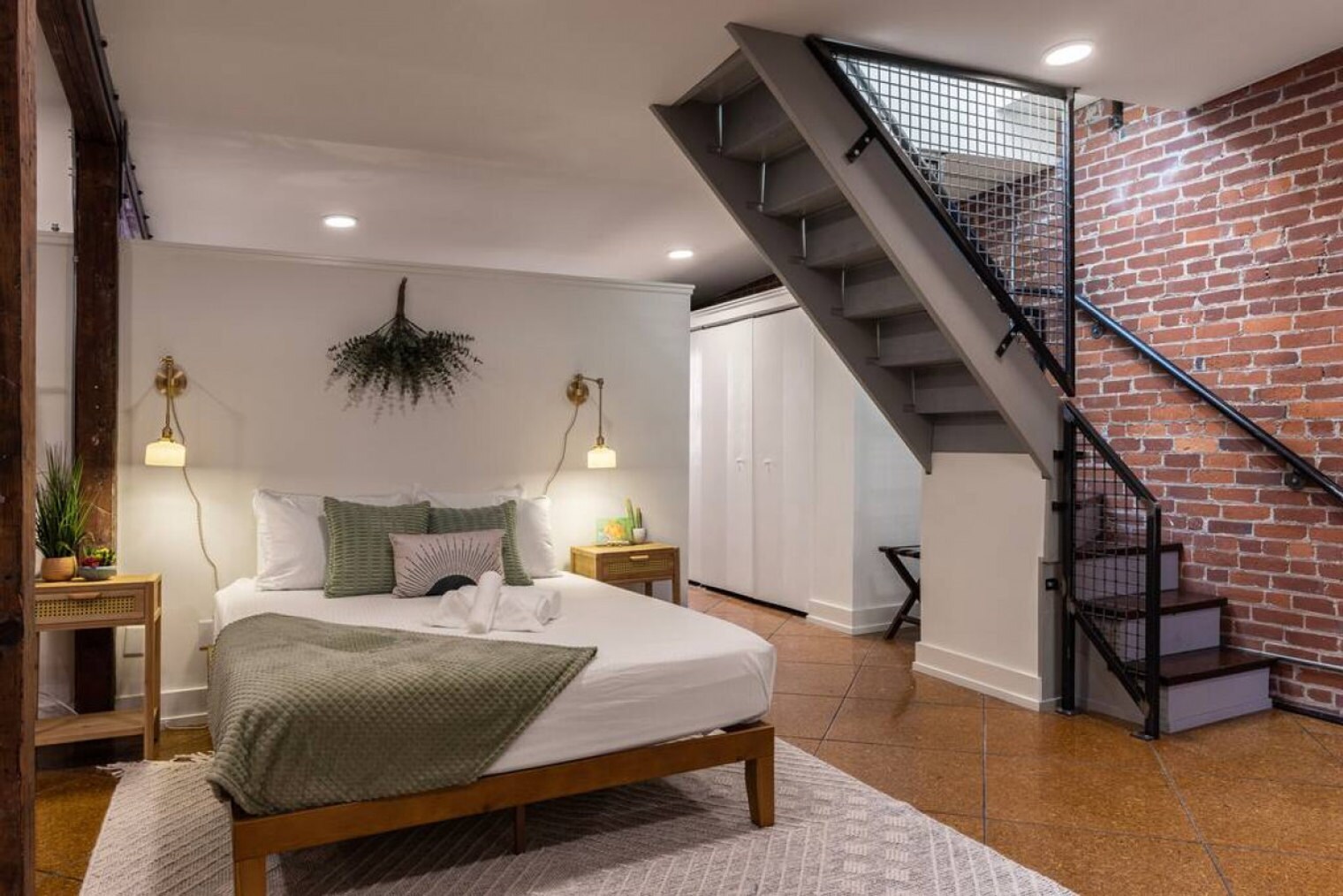 Building Photo - 120 E 13th St