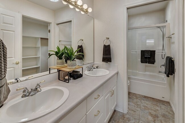 Building Photo - Must see! Spacious 3bd 2bath Ready for Imm...