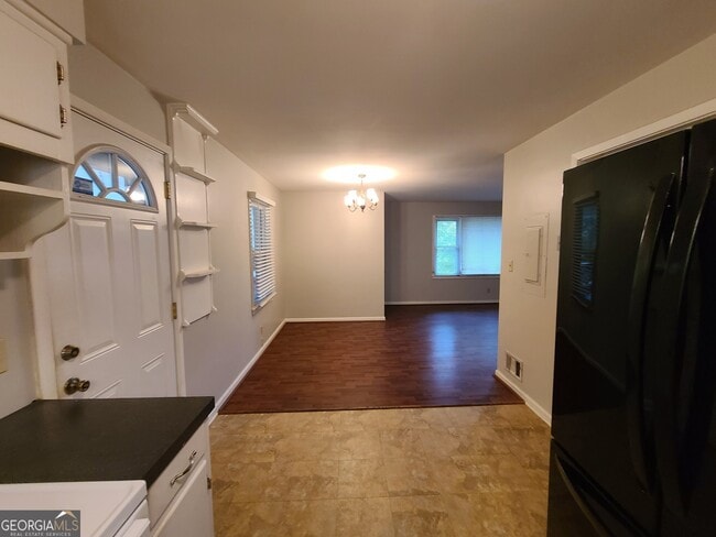 Building Photo - 2691 Fernwood Ave
