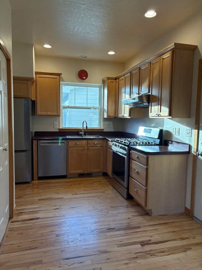 Building Photo - Spacious Lewis & Clark 4-Bedroom Home 2 WE...