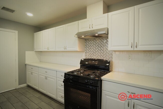 Building Photo - 3-Bedroom Home In East Bakersfield!