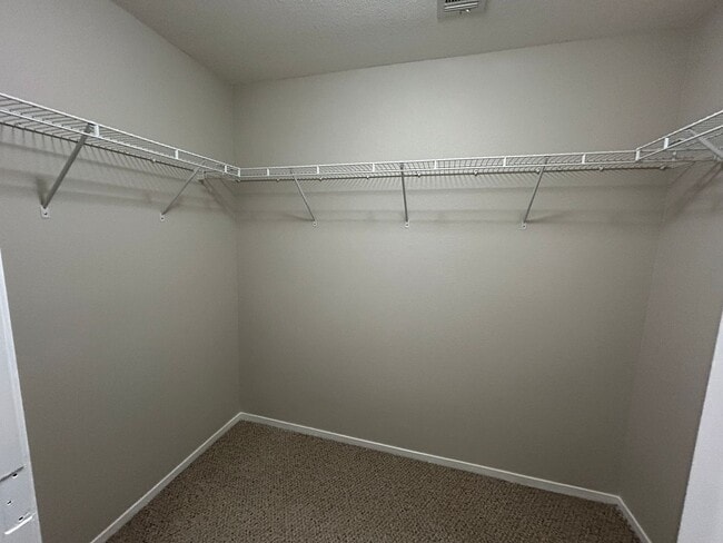 Building Photo - Gated Townhome 3-Bedrooms 2.5-Bathrooms!
