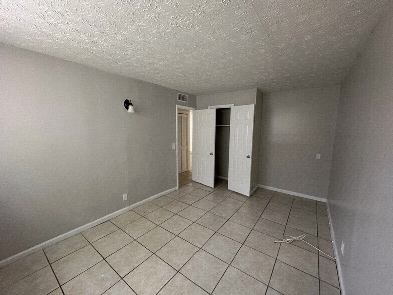 Building Photo - 2862 W 1st St