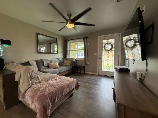 Building Photo - Spacious 4-bedroom, 2-bath pool home