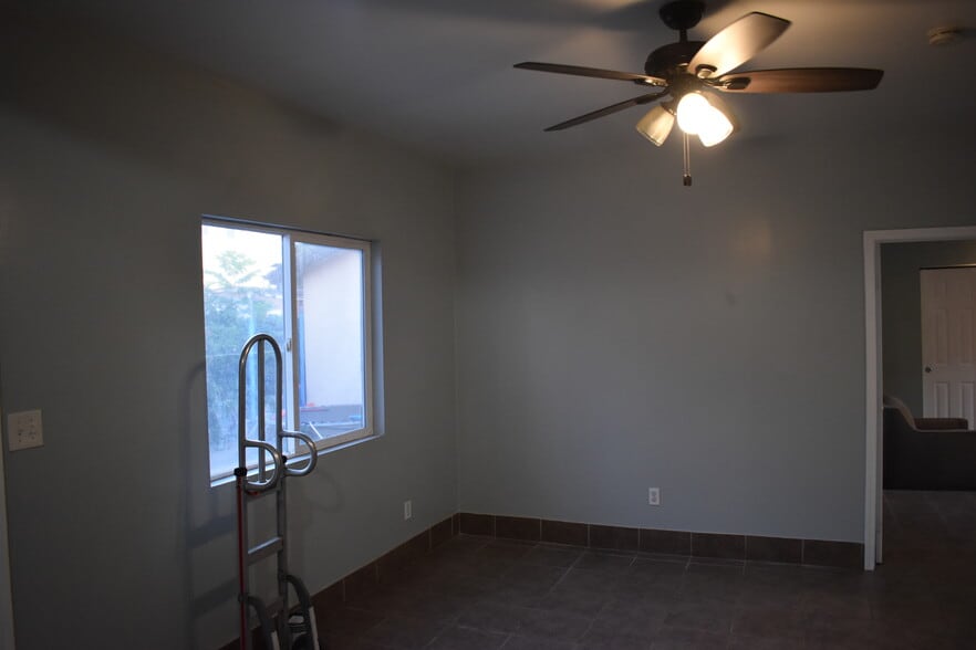 Building Photo - 1220 W 45th St