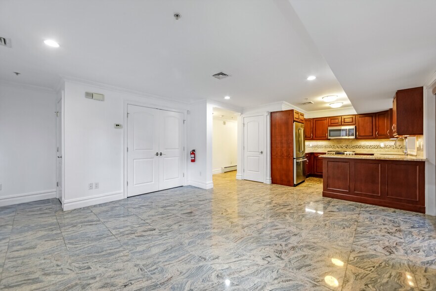 Building Photo - 2132 Linwood Ave