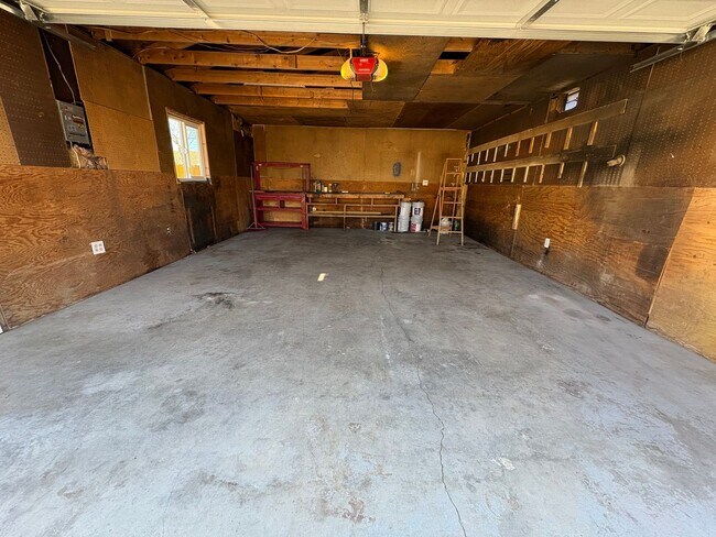 Building Photo - 2 Bed 1 Bath Home in Security!