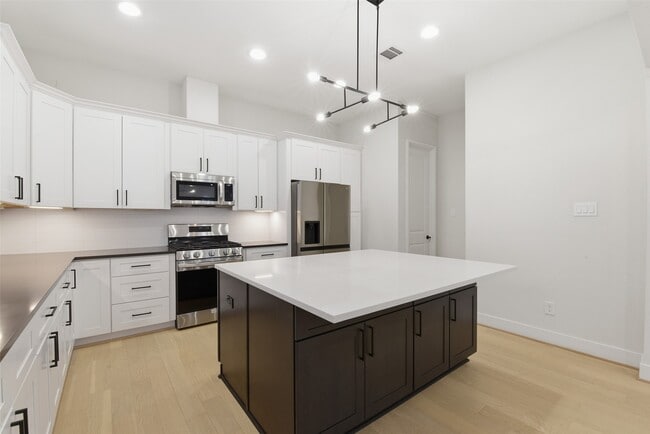 Building Photo - 2204 Lou Ellen Ln