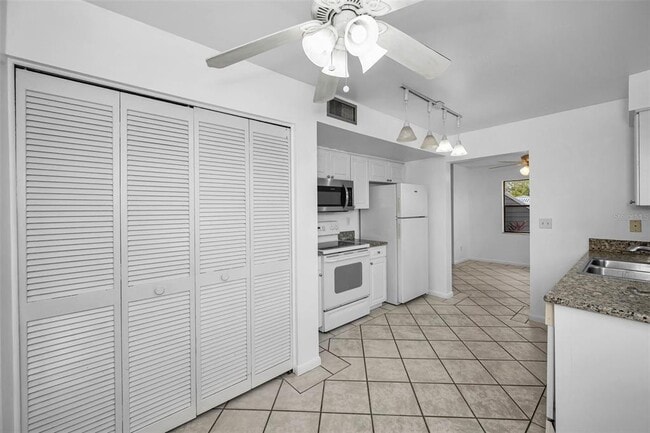 Building Photo - 10626 Longwood Dr