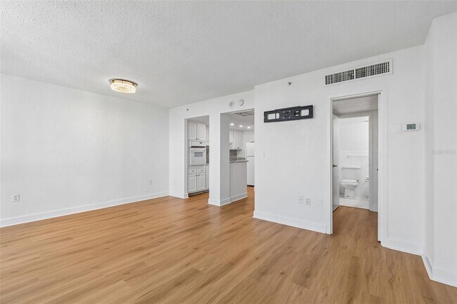 Building Photo - 470 3rd St S