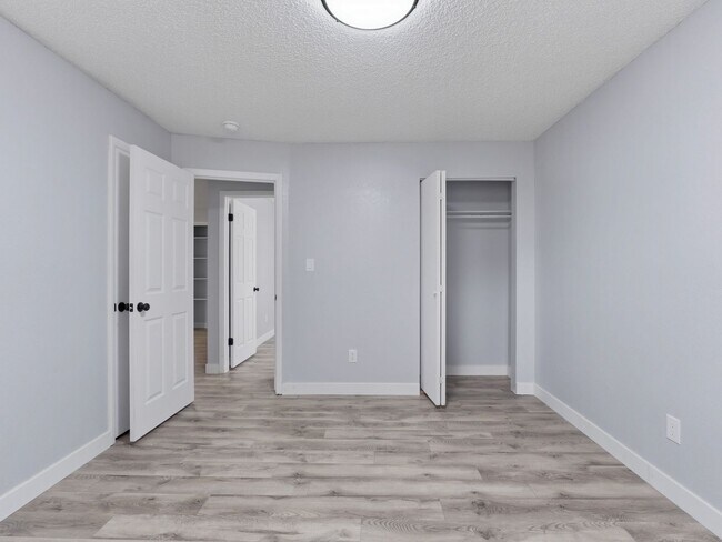 Building Photo - Palisade Perfection: Remodeled Condo Steps from Downtown!