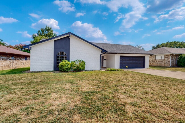 Building Photo - 2116 Northmoor Dr