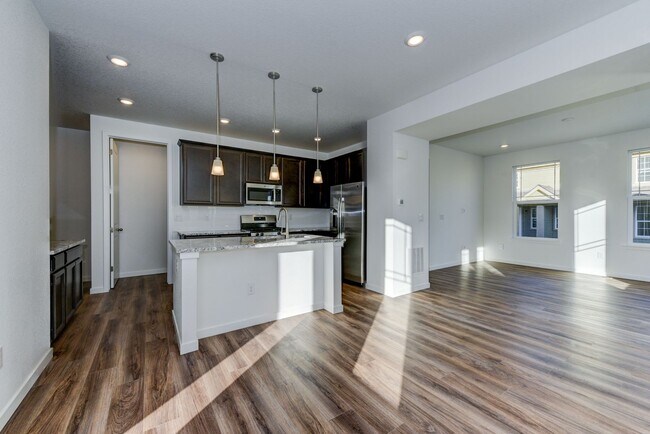 Building Photo - Beautiful 4 bed, 3 bath Townhome with 2 car garage ready for move in!