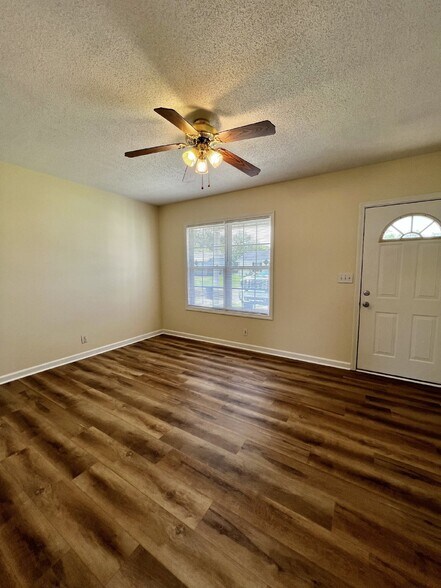 Building Photo - "Charming 2-Bedroom Retreat with 912 Sq Ft of Cozy Living in Oak Grove!"
