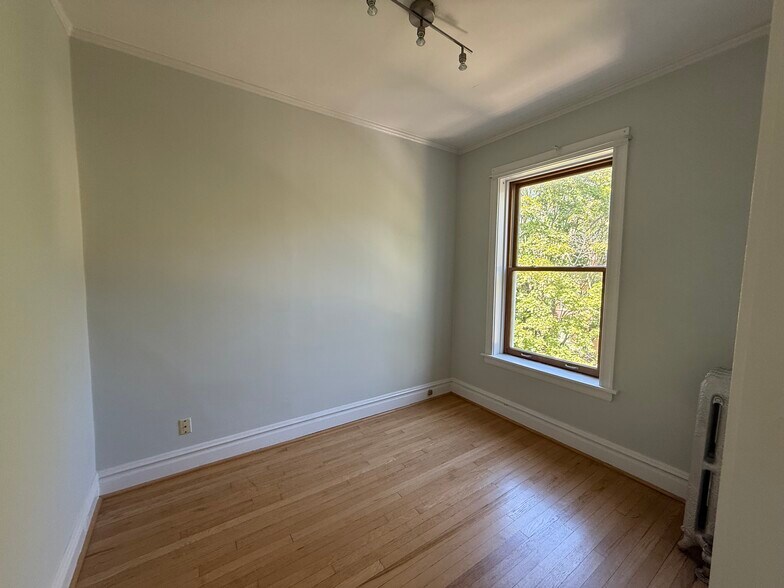 Office/Bonus Room - 1311 W Cornelia Ave