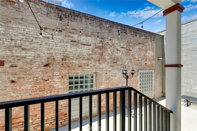 Building Photo - 221 N Raymond Ave