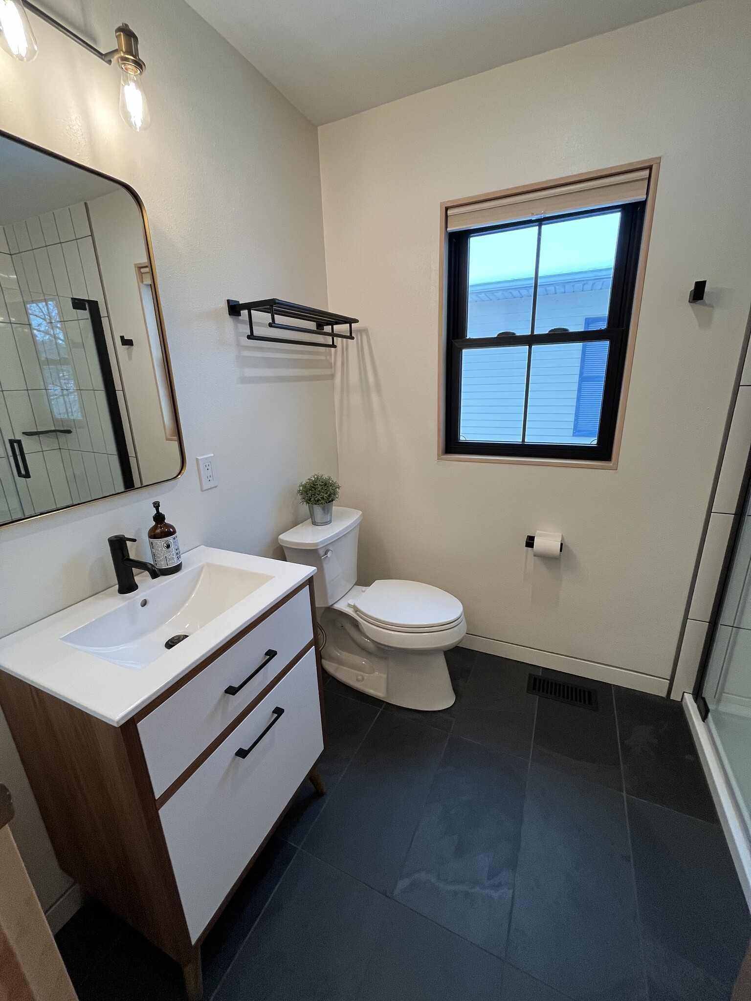 Building Photo - 802 Heivly St