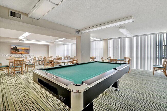 Building Photo - 1000 Parkview Dr