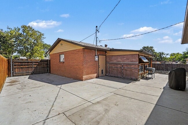 Building Photo - 6881 Fox Way