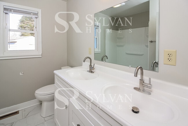 Building Photo - Classic amenities with modern convenience