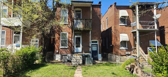 Building Photo - "Charming 2-Bedroom Duplex in St Louis – Your Next Cozy Retreat Awaits!"
