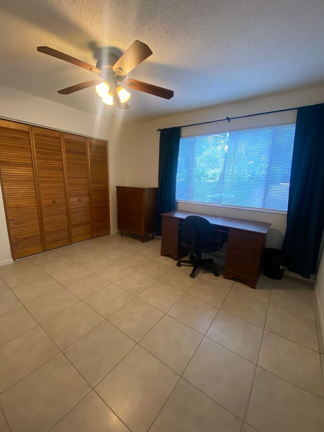 Building Photo - Beautiful Lakefront Condo!