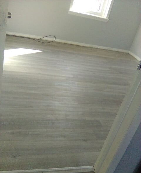 Building Photo - 594 Roosevelt Ave