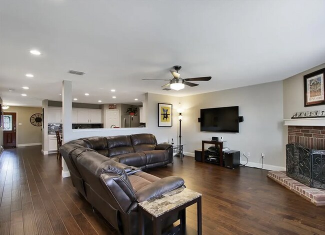 Building Photo - VIEW NOW/COMING SOON - Spacious 5-Bedroom Home in Allen with Office, 2 Living Areas & First-Floor...