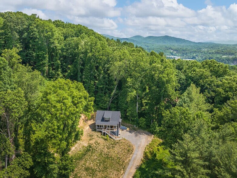 Building Photo - 99999 Enka Lake Ln