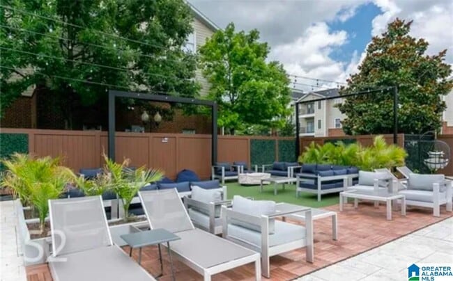 Building Photo - 210 15th St E