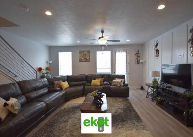 Building Photo - Spacious Townhome Near Shopping! 3 BD 2.5 BTH