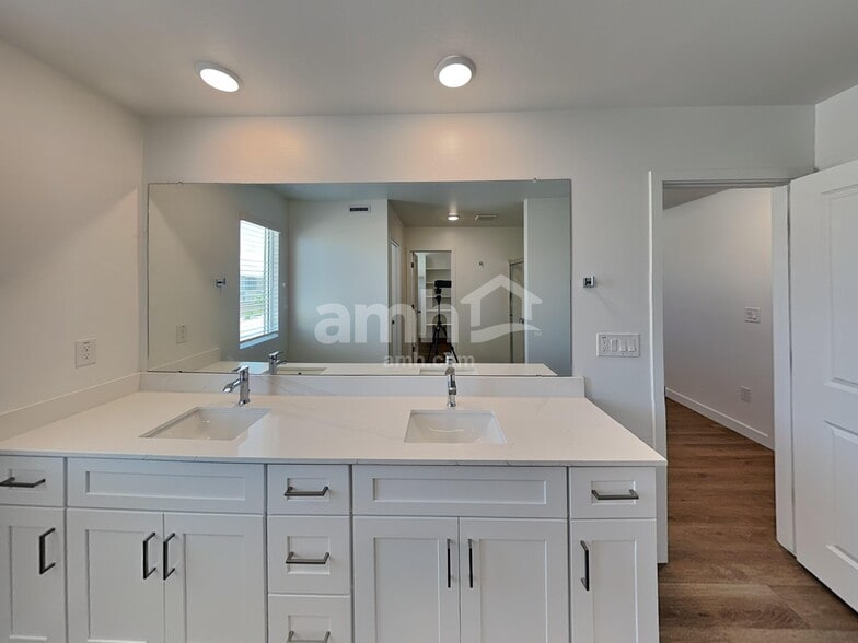 Building Photo - 4415 S 97th Dr