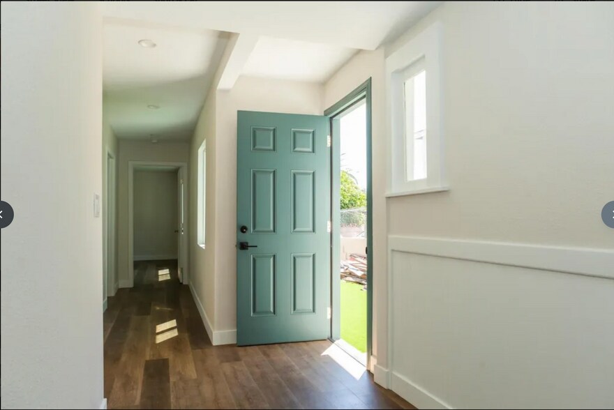 Well-Lit Interior - Lot of Light - 3206 Darwin Ave