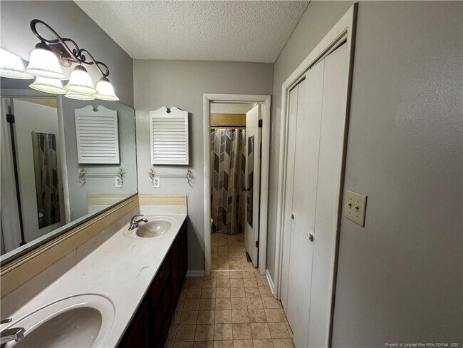 Building Photo - 6743 Irongate Dr