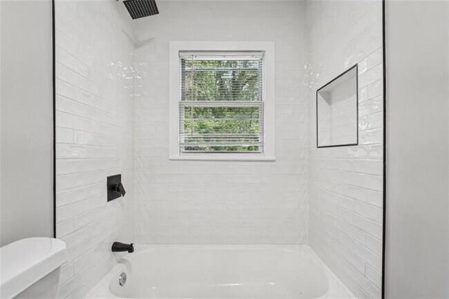 Building Photo - 172 Meador Way SE