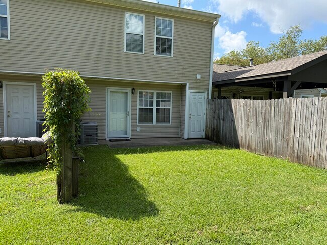 Building Photo - 640 Date Palm Cir
