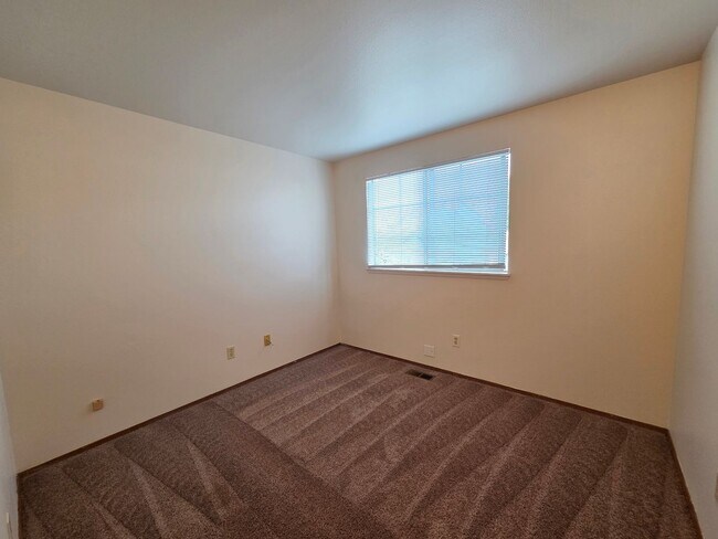 Building Photo - 3 bed, 2.5 bath home in Frontier Village!
