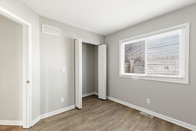 Building Photo - Updated Kenosha 3 Bedroom 2.5 Bath