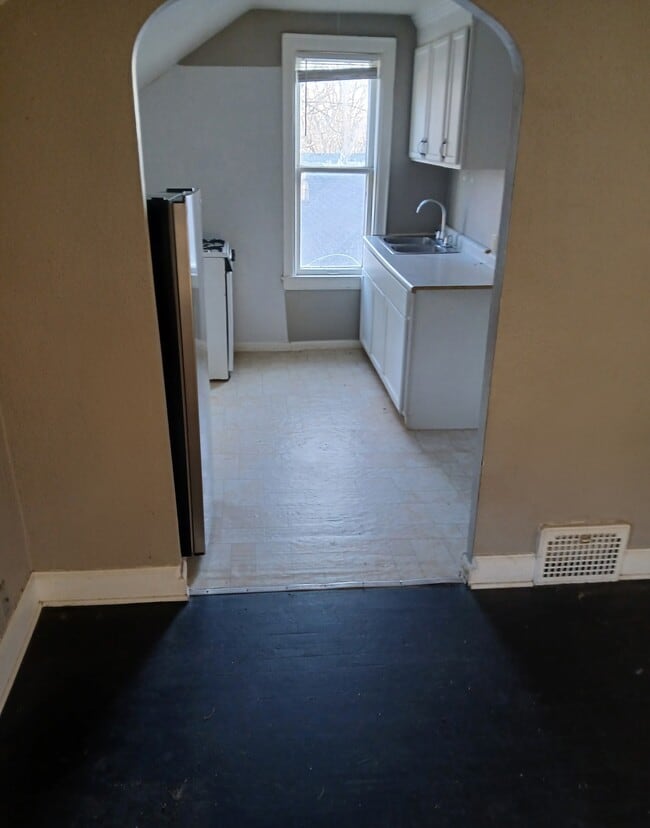 Building Photo - 407 N Covell Ave