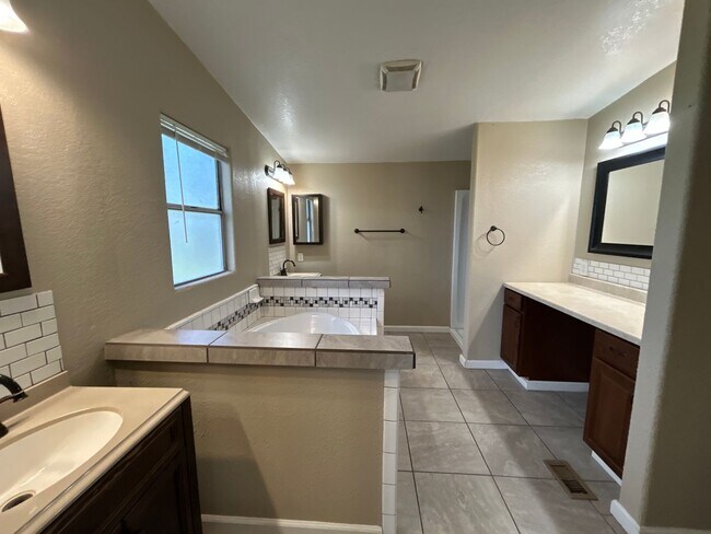 Building Photo - Country home for rent