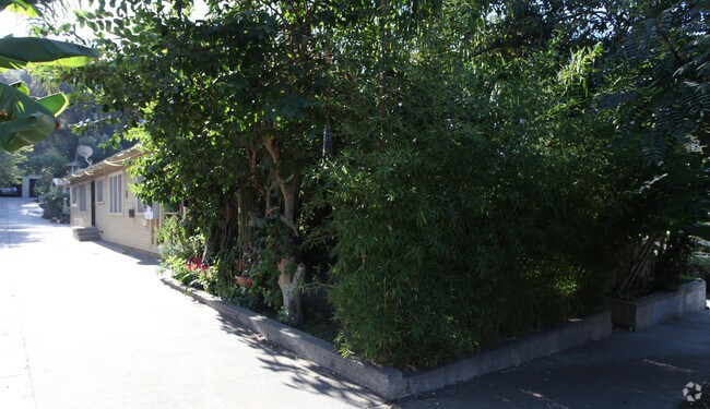 Primary Photo - 1720 Morton Ave